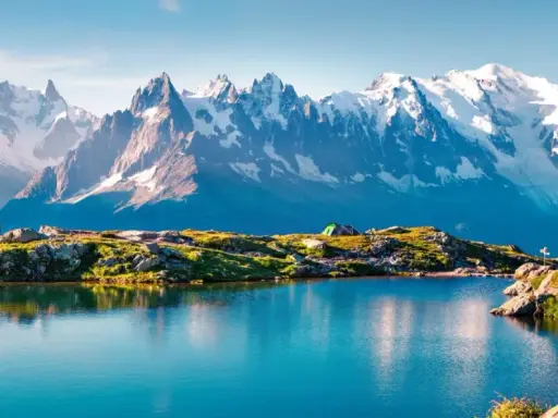 Bergsee mit Zelt und einem Wanderer, der die majestätische Mont Blanc Wanderung genießt.