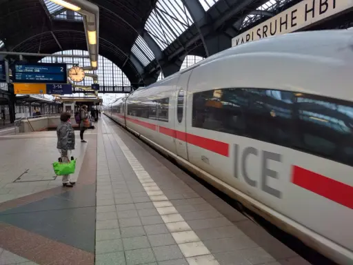 Ein ICE-Zug fährt in Karlsruhe Hbf ein. Der Unterschied zwischen 1. und 2. Klasse ist hier nicht sichtbar, aber die Reise beginnt.