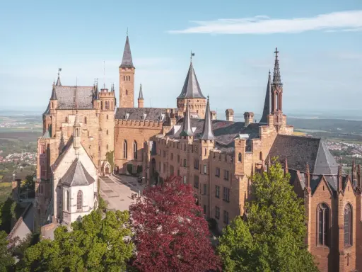 Die Burg Hohenzollern, ein Wahrzeichen Deutschlands, lässt die Frage aufkommen, wie viele Burgen es in Deutschland gibt.