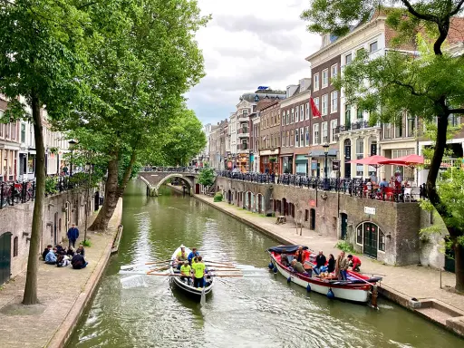 Utrecht: Ruderboote auf dem Kanal, Menschen auf Terrassen – tolle Ideen, was zu tun ist in Utrecht.