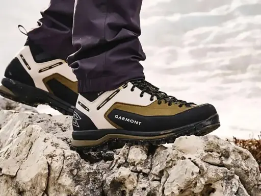Robuste Garmont Wanderschuhe Kategorie D auf Felsen. Perfekt für anspruchsvolle Touren.