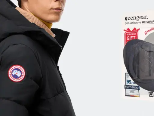 Schwarze Daunenjacke mit Logo, daneben ein Paket mit Flicken zur daunenjacke reparieren.