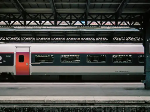 TGV-Zug in Frankreich wartet auf Fahrgäste. Die modernen Zugverbindungen Frankreichs sind bekannt für ihre Geschwindigkeit und Effizienz.