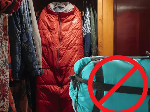 Roter Schlafsack hängt im Schrank. Ein blauer Schlafsack ist mit einem roten Kreis und Balken durchgestrichen, was zeigt, wie man einen Schlafsack lagern sollte.