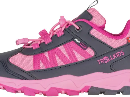 Ein pink-grauer Trollkids Schuh für Kinder mit Schnellschnürung. Die Marke ist bekannt für bequeme und robuste Kinderschuhe, die oft etwas größer ausfallen.