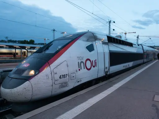 Ein TGV-Zug der SNCF in Frankreich, bereit zur Abfahrt.