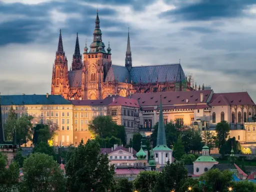 Prag Ausflugsziele: Majestätische Kathedrale und historische Gebäude im Abendlicht, ein unvergesslicher Anblick.