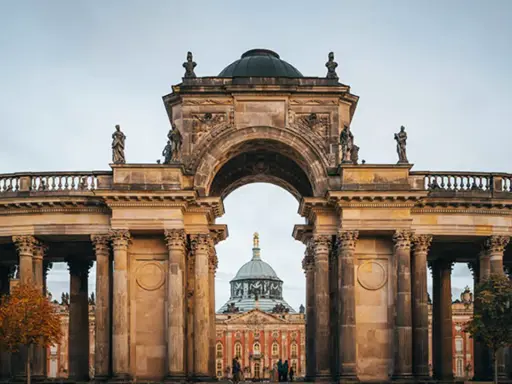 Prachtvoller Torbogen mit Blick auf das Neue Palais in Potsdam. Ein toller Ort, um zu entdecken, was man in Potsdam machen kann.
