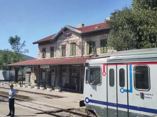 Ein Zug nach Split steht am Bahnhof Perković. Ein Schaffner wartet auf dem Bahnsteig.
