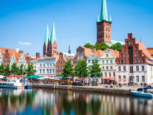 Ein malerischer Blick auf Lübeck mit seinen historischen Giebelhäusern und Kirchtürmen. Perfekt für einen Urlaub im Mai in Deutschland.