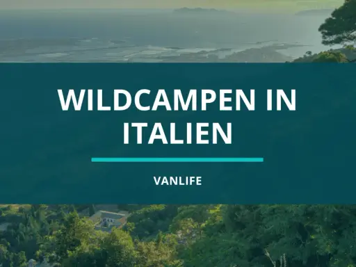 Wildcampen in Italien: Ein malerischer Blick auf die Küste und Berge, perfekt für Vanlife-Abenteuer.