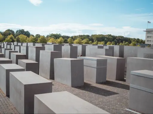 Gedenkstätte mit Betonstelen, ein Ort des **dark tourism**, der zum Nachdenken anregt.