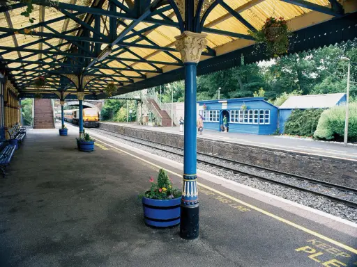 Ein sonniger Tag am Bahnhof. Der Zug nach Dublin wartet auf die Fahrgäste.