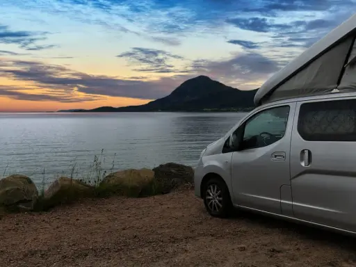 Silberner Campervan am Meer bei Sonnenuntergang. Ein Traum für wildcampen Mecklenburg-Vorpommern.