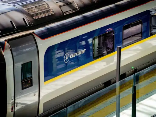 Eurostar-Zug am Bahnsteig, Teil des europäischen Schienennetzes.