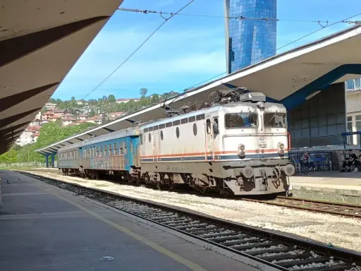 Ein Zug steht am Bahnsteig, bereit für die Fahrt von Sarajevo nach Mostar.