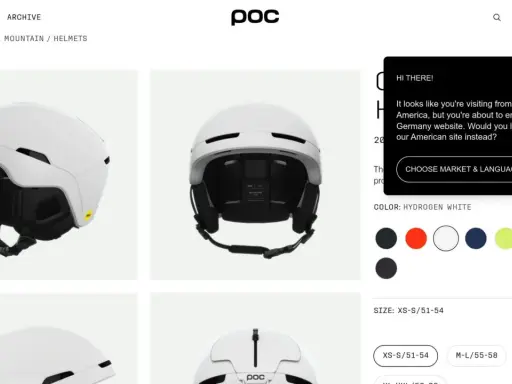 Ein weißer Skihelm mit MIPS-Technologie, die für zusätzliche Sicherheit bei Stürzen sorgt.