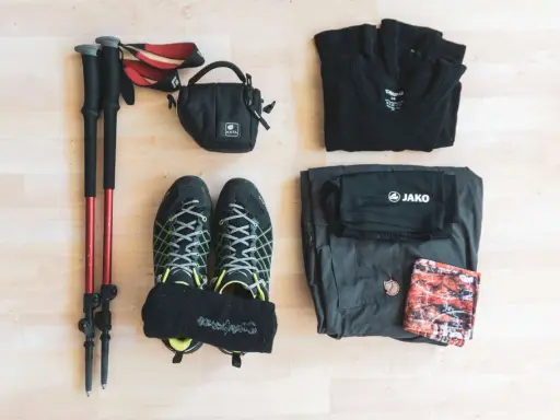 Wander equipment must have: Trekkingstöcke, Wanderschuhe, Funktionsshirt, Hose, kleine Tasche und ein Tuch.