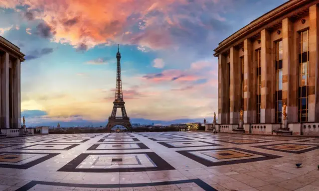 Eiffelturm im Abendrot, ein perfekter Moment für Paris Unternehmungen. Die Terrasse des Palais de Chaillot bietet einen atemberaubenden Blick.