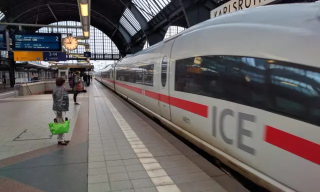 Ein ICE-Zug fährt in Karlsruhe Hbf ein. Der Unterschied zwischen 1. und 2. Klasse ist hier nicht sichtbar, aber die Reise beginnt.