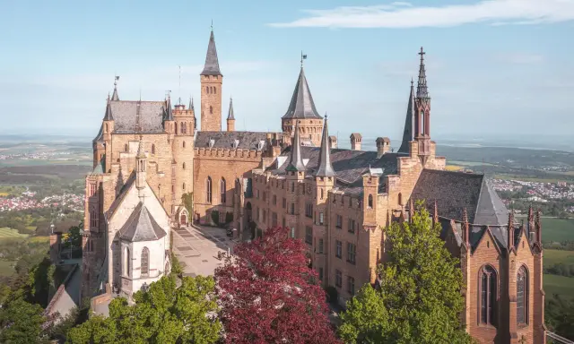 Die Burg Hohenzollern, ein Wahrzeichen Deutschlands, lässt die Frage aufkommen, wie viele Burgen es in Deutschland gibt.