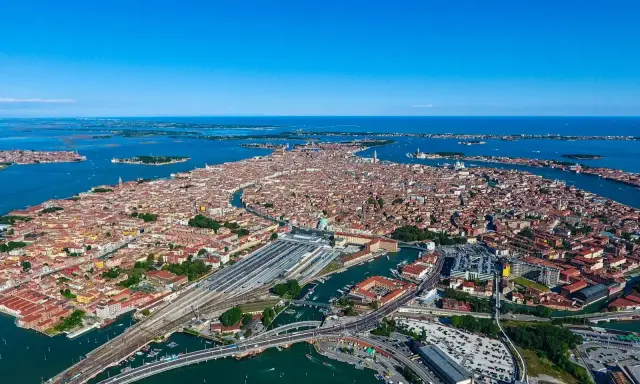 Luftaufnahme von Venedig mit Kanälen und Gebäuden. Hier kann man viel entdecken, von Gondelfahrten bis zu historischen Stätten.