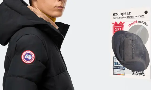 Schwarze Daunenjacke mit Logo, daneben ein Paket mit Flicken zur daunenjacke reparieren.