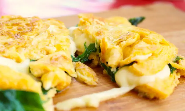 Gefülltes Omelett mit geschmolzenem Käse und Spinat, perfekt für einfache Outdoor-Gerichte.