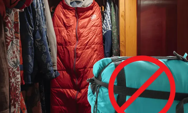 Roter Schlafsack hängt im Schrank. Ein blauer Schlafsack ist mit einem roten Kreis und Balken durchgestrichen, was zeigt, wie man einen Schlafsack lagern sollte.