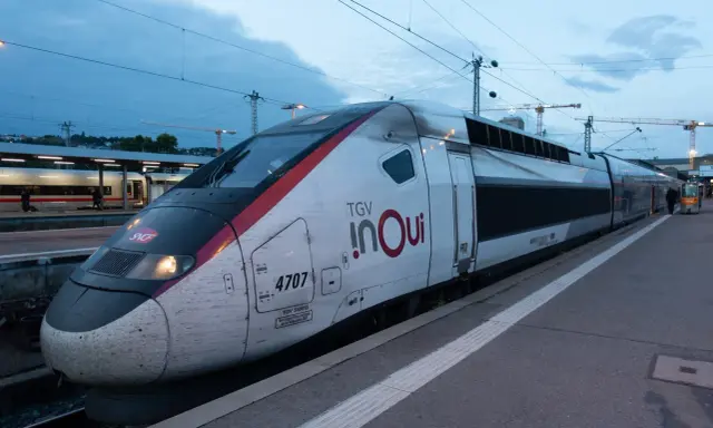 Ein TGV-Zug der SNCF in Frankreich, bereit zur Abfahrt.