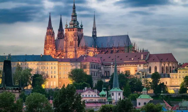 Prag Ausflugsziele: Majestätische Kathedrale und historische Gebäude im Abendlicht, ein unvergesslicher Anblick.