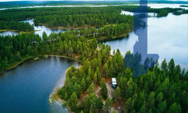 Ein Wohnmobil steht am Ufer eines Sees inmitten dichter Wälder. Perfekt für wildcampen Finnland!