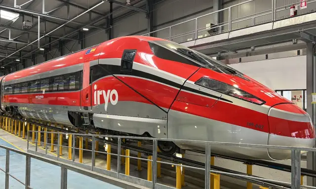 Der rote italienische Schnellzug "Frecciarossa" mit dem Logo "iryo" steht in einer Werkstatthalle.