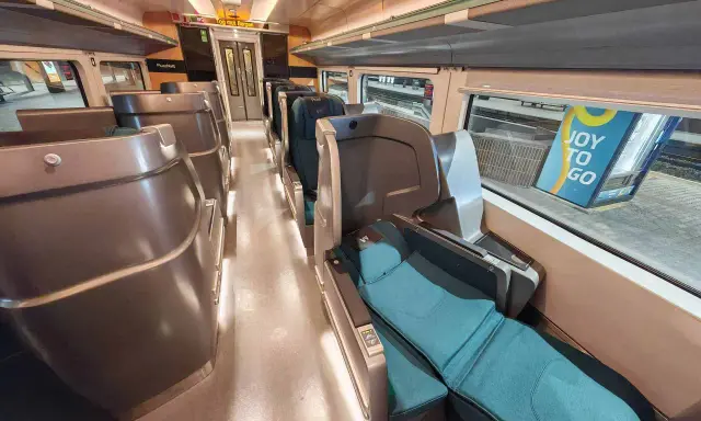 Komfortable Sitze im Zugabteil, bereit für die Reise mit dem Zug nach Oslo.