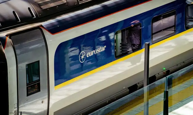 Eurostar-Zug am Bahnsteig, Teil des europäischen Schienennetzes.