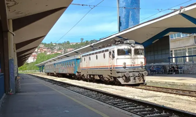 Ein Zug steht am Bahnsteig, bereit für die Fahrt von Sarajevo nach Mostar.