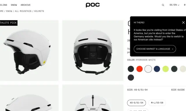 Ein weißer Skihelm mit MIPS-Technologie, die für zusätzliche Sicherheit bei Stürzen sorgt.