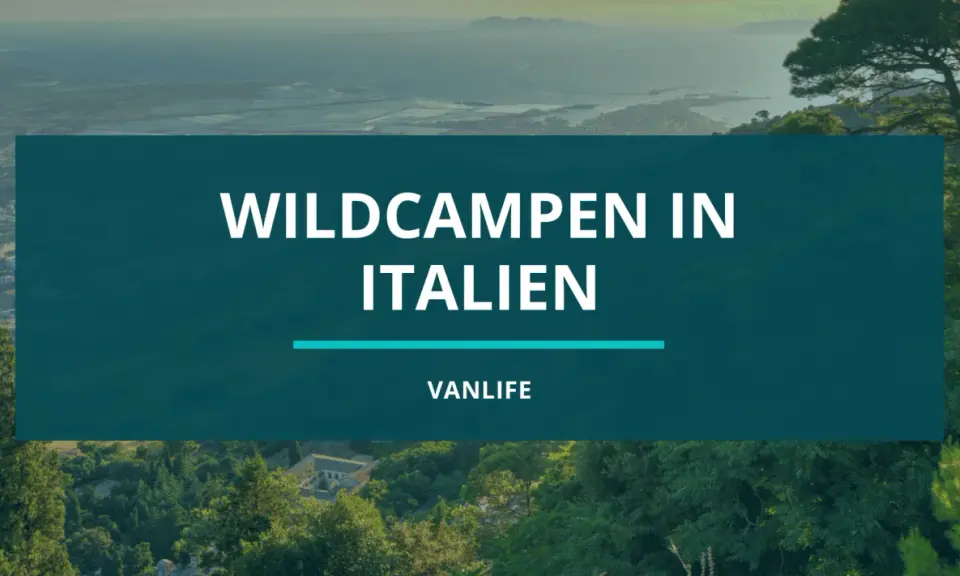 Wildcampen in Italien: Ein malerischer Blick auf die Küste und Berge, perfekt für Vanlife-Abenteuer.