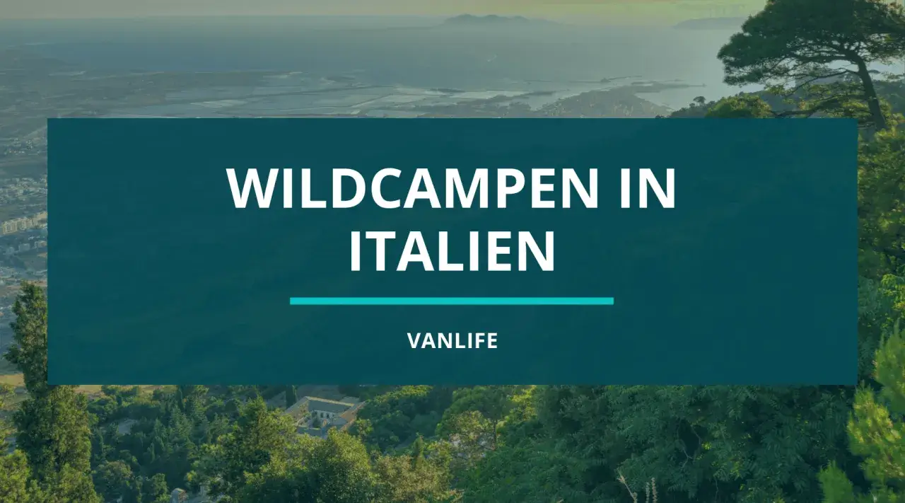 Wildcampen in Italien: Ein malerischer Blick auf die Küste und Berge, perfekt für Vanlife-Abenteuer.