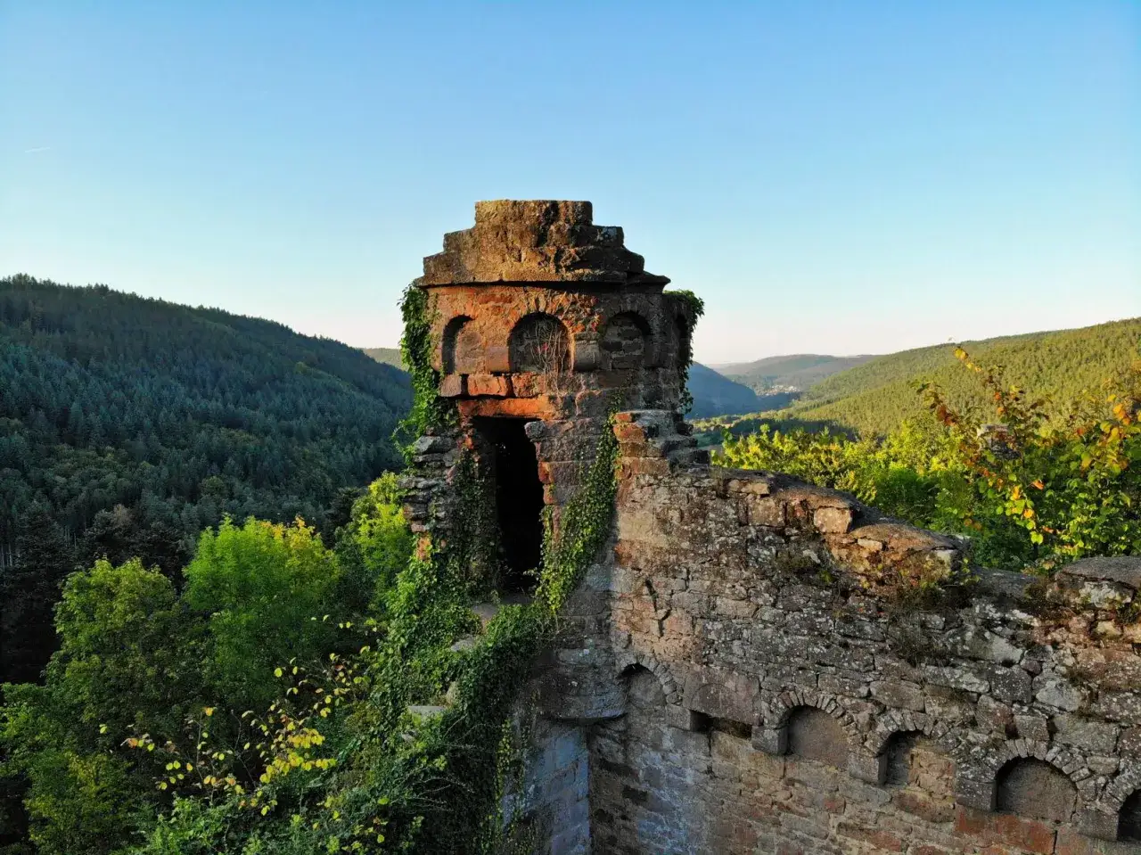 Verfallener Turm mit Efeu &uuml;berwuchert, Blick ins gr&uuml;ne Odenwald-Tal. Perfekt f&uuml;r eine Wanderung.