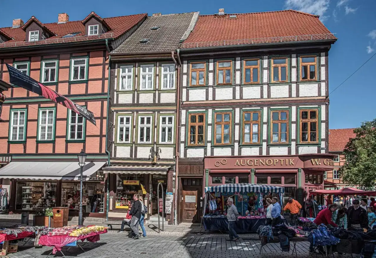 Fachwerkh&auml;user in Wernigerode mit Marktst&auml;nden. Entdecken Sie Geheimtipps in dieser malerischen Stadt.