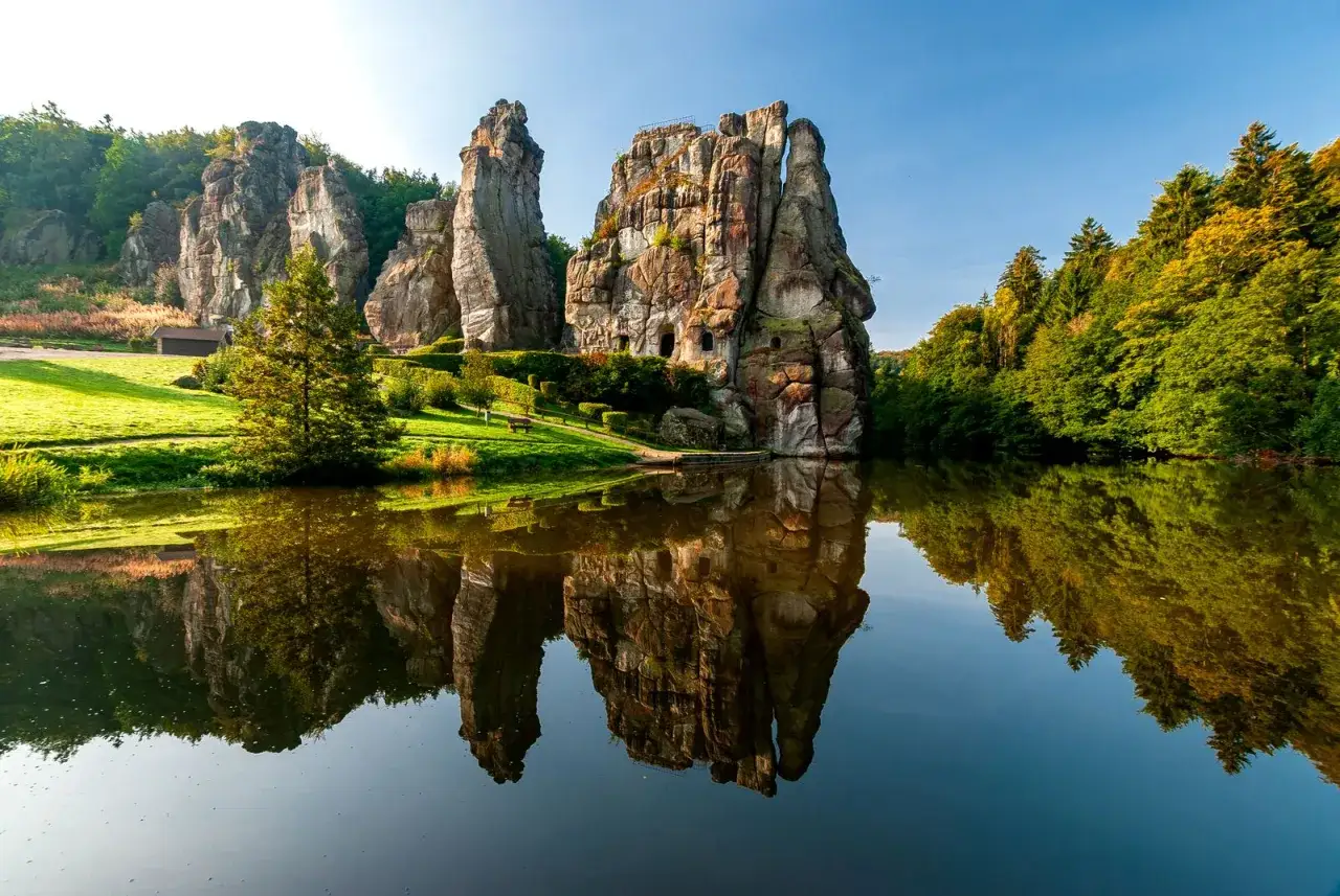 Felsformationen spiegeln sich im Wasser. Ein perfekter Ort für einen Urlaub in Deutschland, um die Natur zu genießen.
