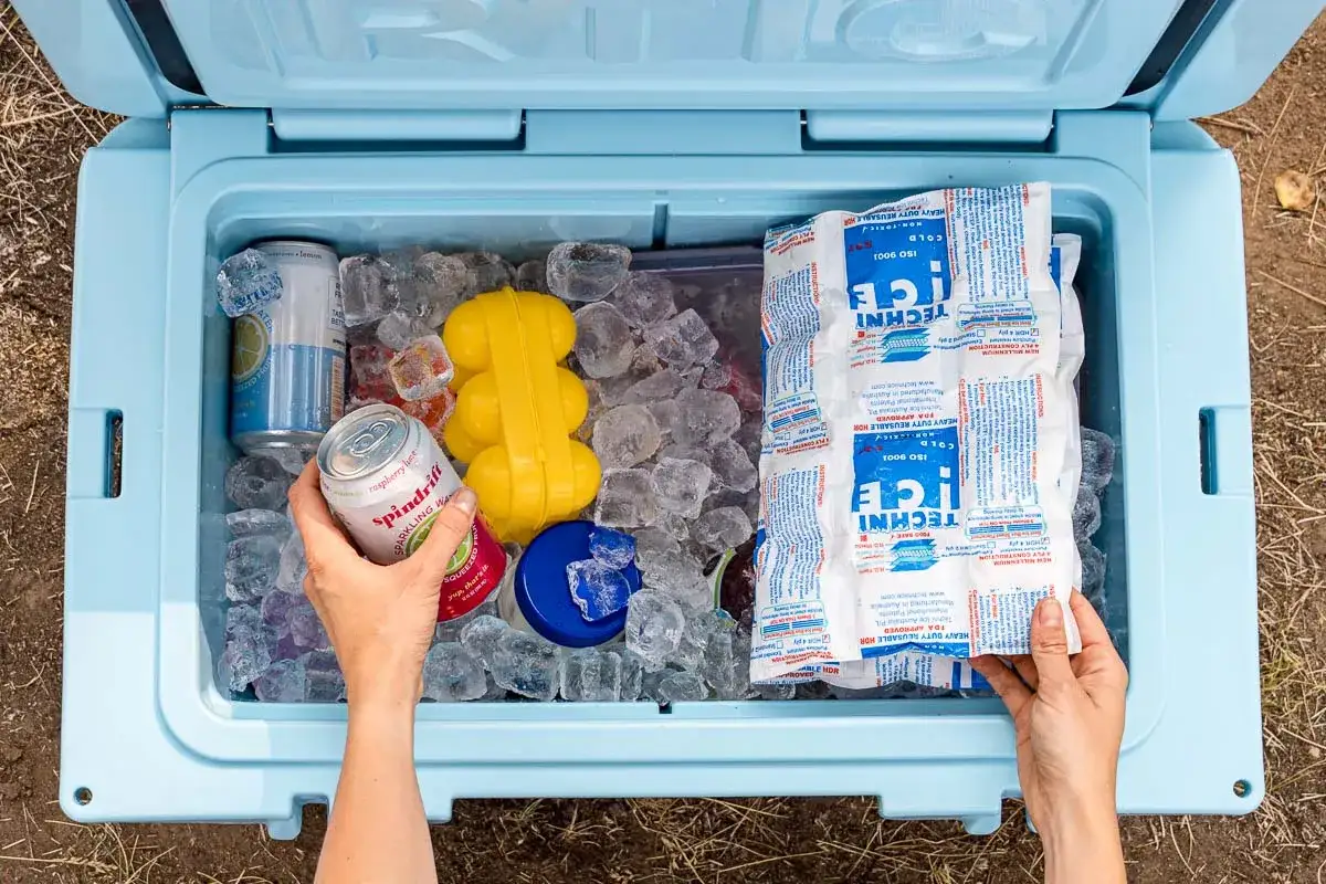 K&uuml;hlbox mit Eis, Getr&auml;nken und K&uuml;hlakkus. Perfekt f&uuml;r die Camping Lebensmittel Liste, um alles frisch zu halten.