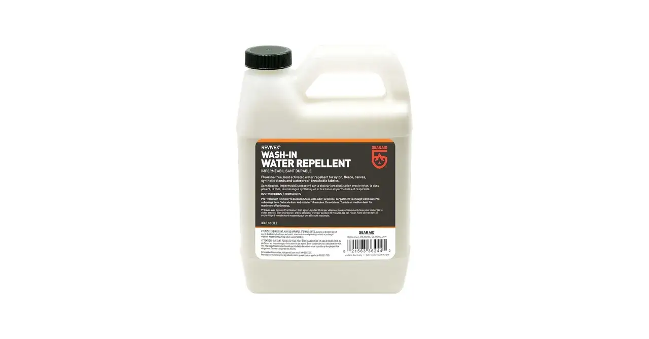 Flasche mit Gear Aid Revivex Wash-In Water Repellent, ideal zum funktionskleidung waschen und impr&auml;gnieren.
