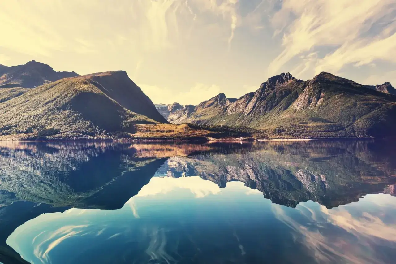 Spiegelglatte Fjorde und majest&auml;tische Berge, ein idyllisches Bild von Skandinavien im Sommer.