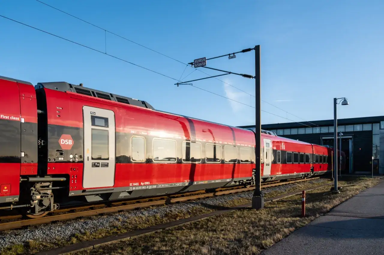 Roter DSB-Zug fährt auf Gleisen, bereit für eine Reise durch die euro city.