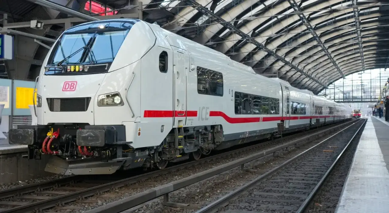 Moderner ICE Zug der Deutschen Bahn steht auf Gleisen in Berlin.