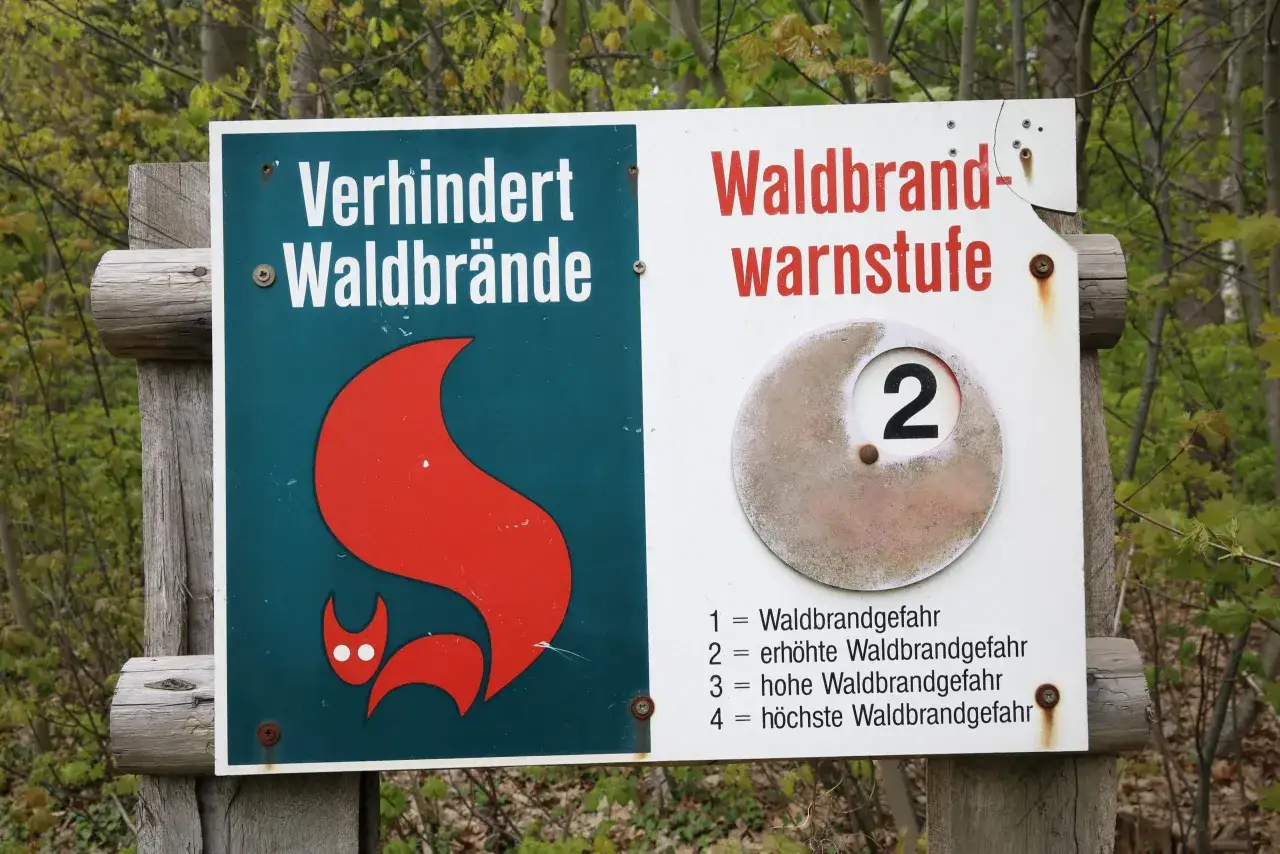 Waldbrandwarnstufe 2. Was ist wildcampen? Hier im Wald ist Vorsicht geboten, um Br&auml;nde zu vermeiden.