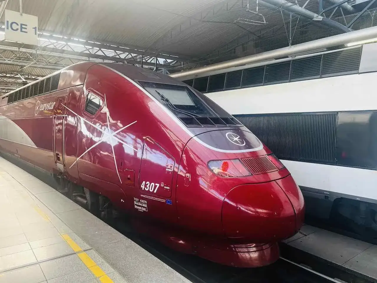 Roter Eurostar-Zug mit Sternenmuster steht bereit. Vielleicht bald auch in Deutschland?
