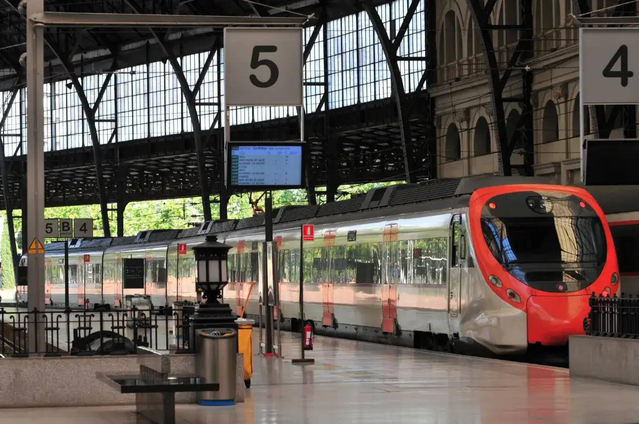 Moderner Zug am Bahnsteig 5 in Barcelona, bereit zur Abfahrt.